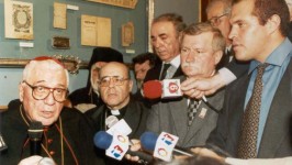 Monseñor Quarracino en la inauguración del mural en homenaje a las víctimas del Holocausto. Invitado de honor: el líder polaco Lech Walesa.