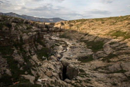 Un pequeño arroyo que fluye en la cueva de Dudan en Turquía. Es aquí donde se dice que los residentes armenios de un pueblo local fueron arrojados, después de haber sido conducidos allí por gendarmes otomanos y por personal paramilitar kurdo local. Crédito: Bryan Denton para el New York Times