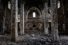 El interior destrozado y abandonado de un monasterio armenio, al norte de Diyarbakir, Turquía, que, según los lugareños, ahora se utiliza para albergar ganado. Crédito: Bryan Denton para el New York Times