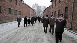 Un grupo de supervivientes recorre las instalaciones del campo de concentración.