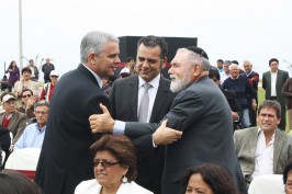 El Embajador de Israel, Modi Ephraim, el Alcalde del distrito, Salvador Heresi, y el Rab. Abraham Ben Hamú.