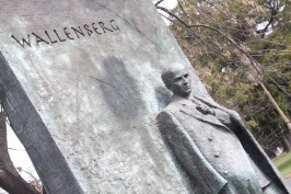 Monumento a Raoul Wallenberg en Buenos Aires. Realizado por iniciativa de la FIRW y la cancillería argentina en 1998.