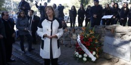 La ministra uruguaya de Educación y Cultura, María Julia Muñoz (i), durante una ofrenda floral en el monumento "Raoul Gustav Wallenberg" en Montevideo. Raoul Gustav Wallenberg (1912-1947) fue un diplomático sueco, miembro de una prestigiosa e influyente familia. En las últimas etapas de la Segunda Guerra Mundial, trabajó incansablemente y corrió grandes riesgos para salvar a miles de judíos húngaros del Holocausto. EFE