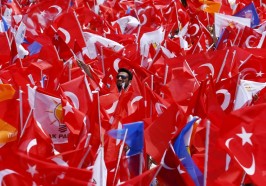 Partidarios del Partido AK ondean banderas nacionales y del partido turco en un mitin electoral el 07 de junio de las elecciones parlamentarias de Turquía, en Antalya, Turquía, 6 de junio de 2015. (Foto: REUTERS)