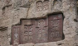 El khachkar es una auténtica forma de arte armenio. Compuesta de las palabras armenias “cruz”y “piedra”. 