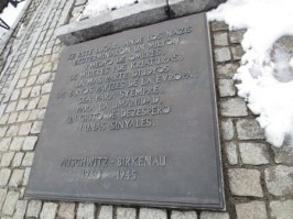 Placa conmemorativa en judeo-español que recuerda el paso de judios sefardies por Auschwitz.