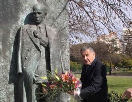 Eduardo Eurnekian  coloca la ofrenda floral en el monumento a Raoul Wallenberg en Buenos Aires.