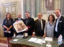 EL ARZOBISPO DE PALERMO Corrado Lorefice sostiene un retrato de Raoul Wallenberg junto con Silvia Constantini y Guillermo Bruschtein de la Fundación Raoul Wallenberg junto a Giulio DiSegni y Evelyn Aouate de la Unión de Comunidades Judías Italianas. (Foto: TAMARA ZIEVE)