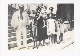 Foto antes de la Guerra: Izq. a Der.: Padre Salomon, hija Esther, madre Rebecca (con el bebé de un año y medio Moise), Isaac Medini, hijas Stamo, Rita y Kelly.