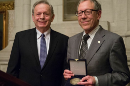 Ottawa, 28 de Octubre de 2014. Parlamento de Canadá. Irwin Cotler recibe de Mordejai Paldiel la Medalla Centenario Raoul Wallenberg. 