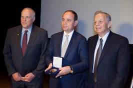 Dr. Mordejai Paldiel y el Sr. Zvi Kichel entregaron la medalla al Presidente Nishani.